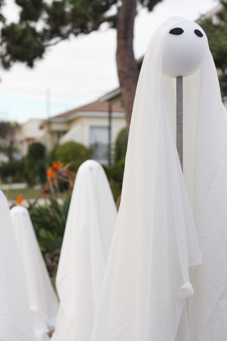 Outdoor Halloween Decorations - A Ghost Family - Jest Cafe